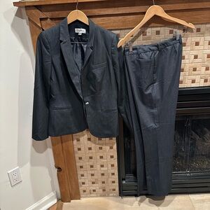 Calvin Klein Denim blue suit in modern fit. Size 10